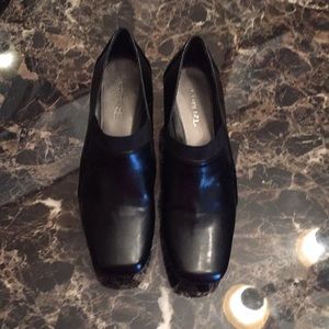 Ladies pumps; Black; Brand is Cabrizi; Size 9M